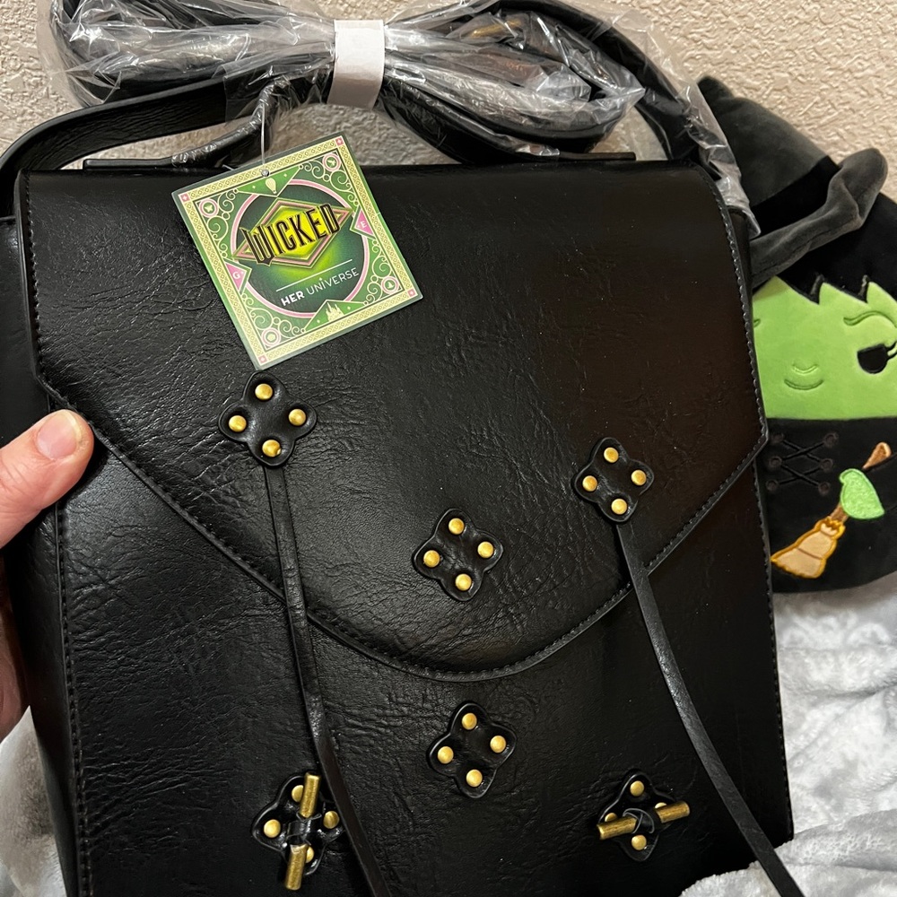 Her Universe Wicked Elphaba Messenger Bag Flying Free, Wicked Squishmallows - Picture 5 of 12